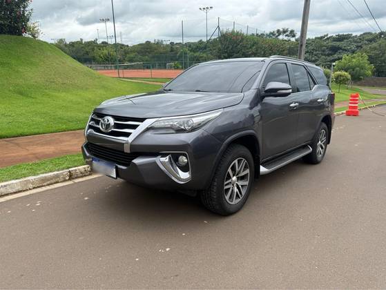 TOYOTA HILUX SW4 2.8 SRX 4X4 7 LUGARES 16V TURBO INTERCOOLER DIESEL 4P AUTOMÁTICO